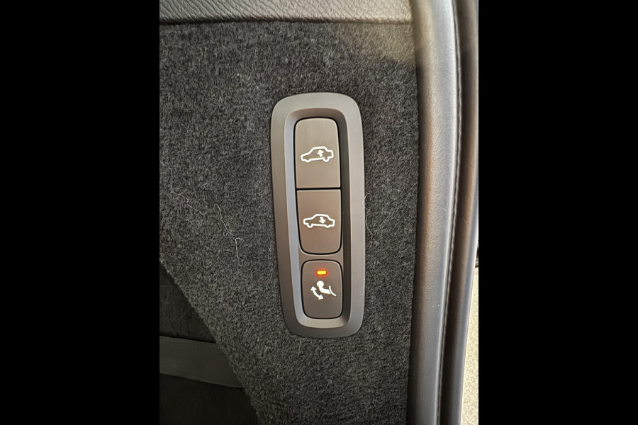 Volvo XC90 2.0 T8 Twin Engine AWD Inscription / 7 Persoons / Panoramadak / Luchtvering / Trekhaak / 20 Inch / Harman Kardon / Comfortstoelen / Stoelverwarming / Achteruitrijcamera / LED / Elektrisch Verstelbare Stoelen