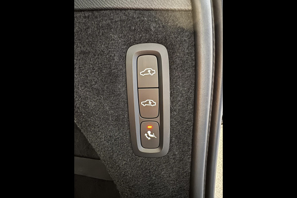Volvo XC90 2.0 T8 Twin Engine AWD Inscription / 7 Persoons / Panoramadak / Luchtvering / Trekhaak / 20 Inch / Harman Kardon / Comfortstoelen / Stoelverwarming / Achteruitrijcamera / LED / Elektrisch Verstelbare Stoelen