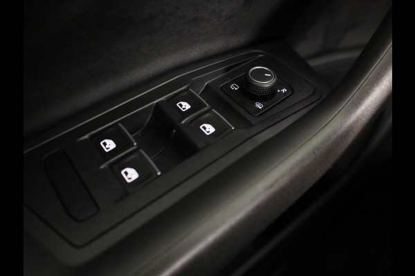 Volkswagen T-Roc Cabrio 1.5 TSI R-Line 150 pk Automaat (DSG) | Navigatie | Trekhaak (afneembaar) | Windscherm | Parkeersensoren (Park assist) | Achteruitrijcamera | Stoelverwarming | R-Line |