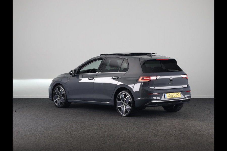 Volkswagen Golf 1.5 eHybrid Style Edition 204 pk Automaat (DSG) | Verlengde garantie | Navigatie via App | Panoramadak | Parkeersensoren (Park assist) | Achteruitrijcamera | Stoelverwarming |