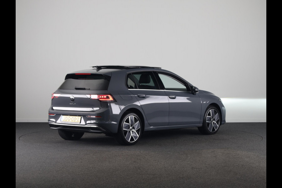 Volkswagen Golf 1.5 eHybrid Style Edition 204 pk Automaat (DSG) | Verlengde garantie | Navigatie via App | Panoramadak | Parkeersensoren (Park assist) | Achteruitrijcamera | Stoelverwarming |