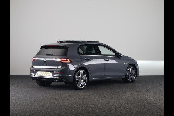Volkswagen Golf 1.5 eHybrid Style Edition 204 pk Automaat (DSG) | Verlengde garantie | Navigatie via App | Panoramadak | Parkeersensoren (Park assist) | Achteruitrijcamera | Stoelverwarming |