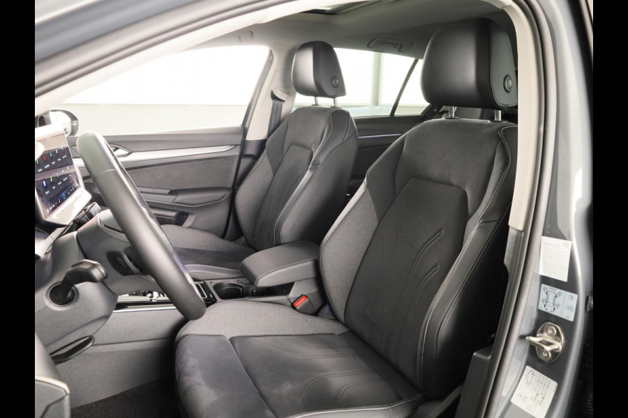 Volkswagen Golf 1.5 eHybrid Style Edition 204 pk Automaat (DSG) | Verlengde garantie | Navigatie via App | Panoramadak | Parkeersensoren (Park assist) | Achteruitrijcamera | Stoelverwarming |