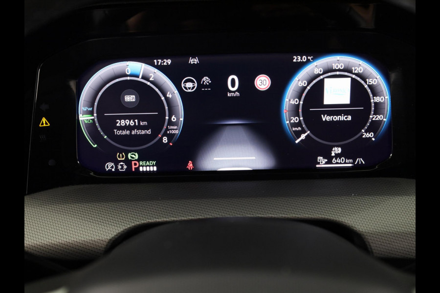 Volkswagen Golf 1.5 eHybrid Style Edition 204 pk Automaat (DSG) | Verlengde garantie | Navigatie via App | Panoramadak | Parkeersensoren (Park assist) | Achteruitrijcamera | Stoelverwarming |