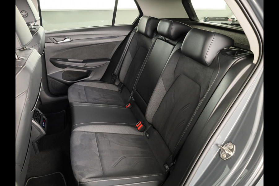 Volkswagen Golf 1.5 eHybrid Style Edition 204 pk Automaat (DSG) | Verlengde garantie | Navigatie via App | Panoramadak | Parkeersensoren (Park assist) | Achteruitrijcamera | Stoelverwarming |