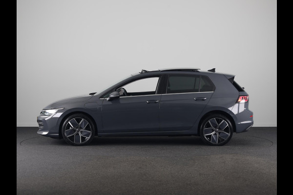 Volkswagen Golf 1.5 eHybrid Style Edition 204 pk Automaat (DSG) | Verlengde garantie | Navigatie via App | Panoramadak | Parkeersensoren (Park assist) | Achteruitrijcamera | Stoelverwarming |