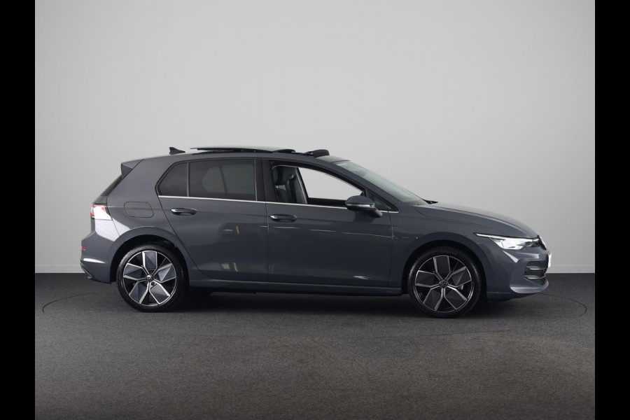 Volkswagen Golf 1.5 eHybrid Style Edition 204 pk Automaat (DSG) | Verlengde garantie | Navigatie via App | Panoramadak | Parkeersensoren (Park assist) | Achteruitrijcamera | Stoelverwarming |