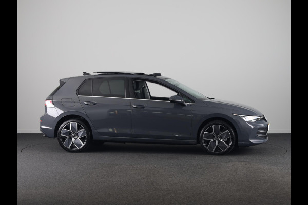 Volkswagen Golf 1.5 eHybrid Style Edition 204 pk Automaat (DSG) | Verlengde garantie | Navigatie via App | Panoramadak | Parkeersensoren (Park assist) | Achteruitrijcamera | Stoelverwarming |