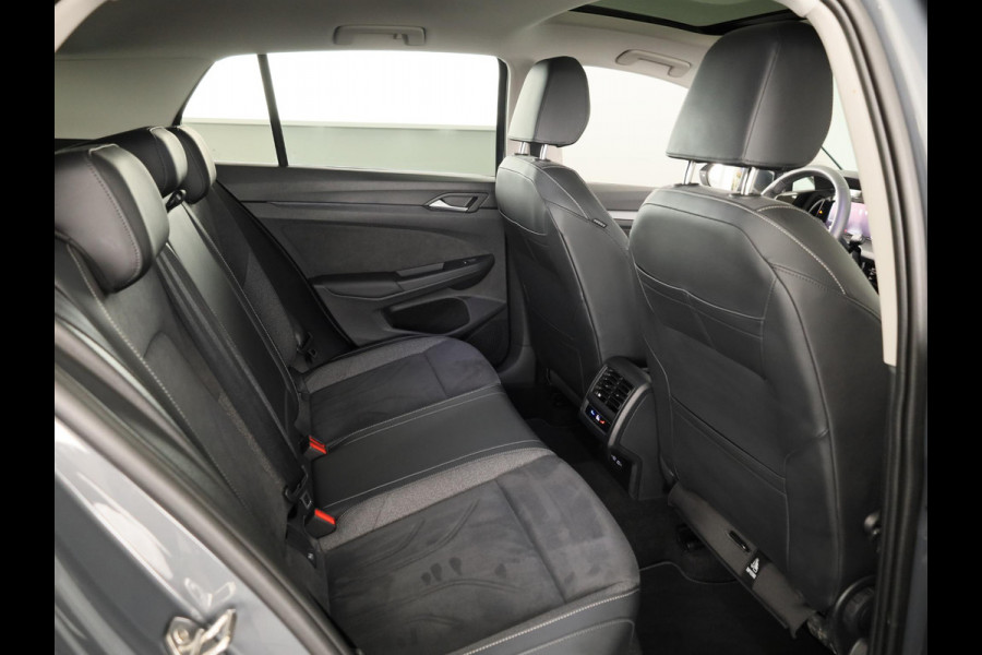 Volkswagen Golf 1.5 eHybrid Style Edition 204 pk Automaat (DSG) | Verlengde garantie | Navigatie via App | Panoramadak | Parkeersensoren (Park assist) | Achteruitrijcamera | Stoelverwarming |