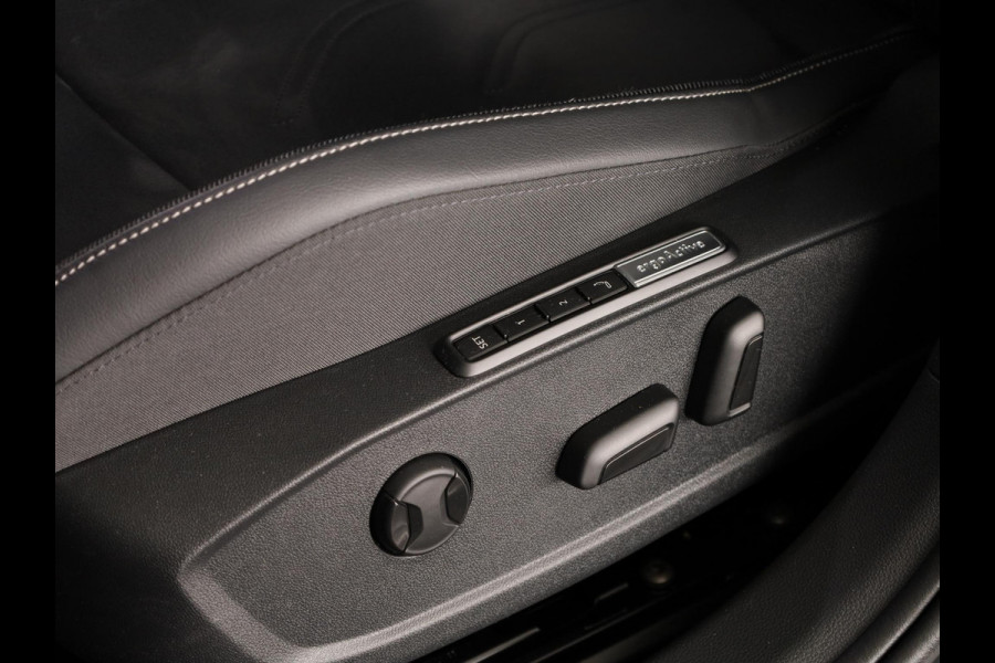 Volkswagen Golf 1.5 eHybrid Style Edition 204 pk Automaat (DSG) | Verlengde garantie | Navigatie via App | Panoramadak | Parkeersensoren (Park assist) | Achteruitrijcamera | Stoelverwarming |