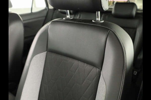Volkswagen T-Cross 1.0 TSI Life Edition Goal 95PK | Navigatie | Parkeersensoren voor en achter | Stoelverwarming |