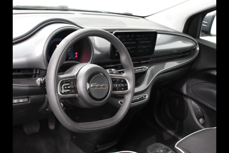 Fiat 500E Urban 42 kWh Airco Climatronic 360 Camera Stoelverwarming Keyless Wireless CarPlay Dodehoek Assistant 85 kW Charger Actieradius 320km WLTP