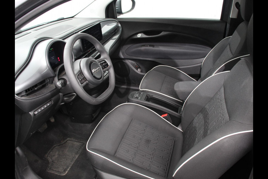 Fiat 500E Urban 42 kWh Airco Climatronic 360 Camera Stoelverwarming Keyless Wireless CarPlay Dodehoek Assistant 85 kW Charger Actieradius 320km WLTP