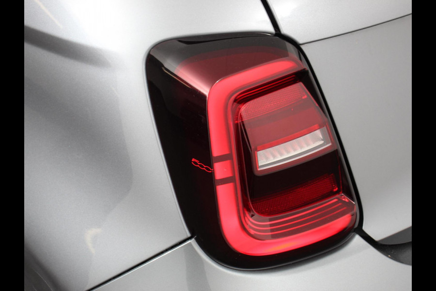 Fiat 500E Urban 42 kWh Airco Climatronic 360 Camera Stoelverwarming Keyless Wireless CarPlay Dodehoek Assistant 85 kW Charger Actieradius 320km WLTP