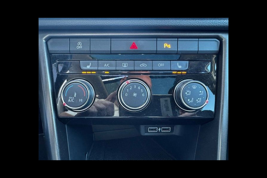 Volkswagen T-Roc 1.0 TSI Style Beats Airco,Navigatie,Camera,Panoramadak