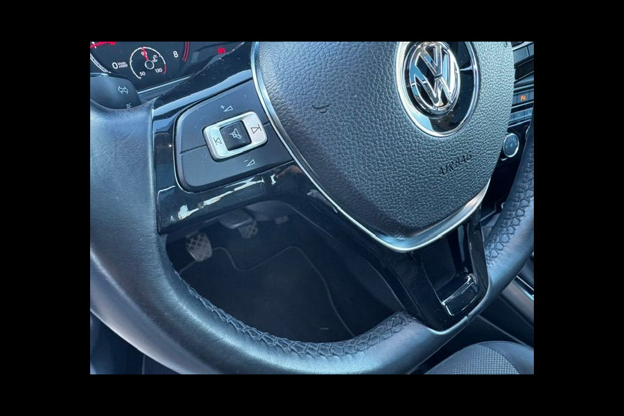 Volkswagen T-Roc 1.0 TSI Style Beats Airco,Navigatie,Camera,Panoramadak