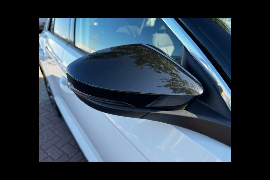 Volkswagen T-Roc 1.0 TSI Style Beats Airco,Navigatie,Camera,Panoramadak