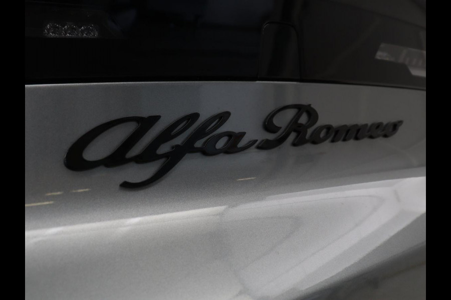 Alfa Romeo junior Elettrica 54 kWh | SOH 97,3% | Adaptive cruise | Carplay | Full LED | Parkeerhulp | Climate control | Digital Cockpit | 18'' velgen | Keyless start