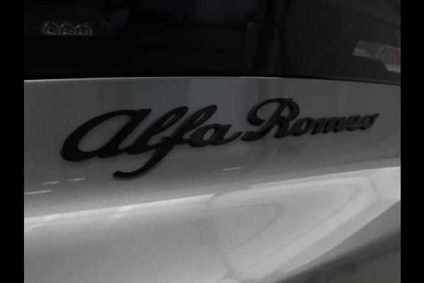 Alfa Romeo junior Elettrica 54 kWh | SOH 97,3% | Adaptive cruise | Carplay | Full LED | Parkeerhulp | Climate control | Digital Cockpit | 18'' velgen | Keyless start