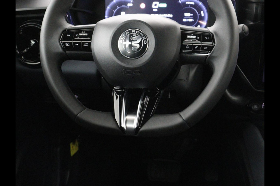Alfa Romeo junior Elettrica 54 kWh | SOH 97,3% | Adaptive cruise | Carplay | Full LED | Parkeerhulp | Climate control | Digital Cockpit | 18'' velgen | Keyless start