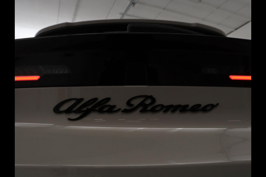 Alfa Romeo junior Elettrica 54 kWh | SOH 97,3% | Adaptive cruise | Carplay | Full LED | Parkeerhulp | Climate control | Digital Cockpit | 18'' velgen | Keyless start