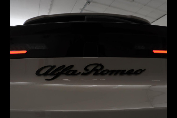 Alfa Romeo junior Elettrica 54 kWh | SOH 97,3% | Adaptive cruise | Carplay | Full LED | Parkeerhulp | Climate control | Digital Cockpit | 18'' velgen | Keyless start