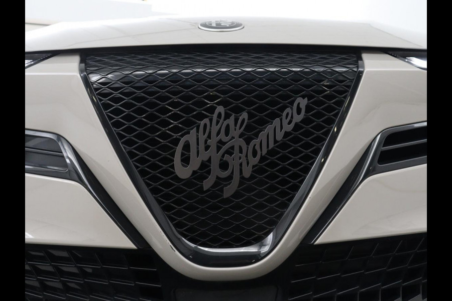 Alfa Romeo junior Elettrica 54 kWh | SOH 97,3% | Adaptive cruise | Carplay | Full LED | Parkeerhulp | Climate control | Digital Cockpit | 18'' velgen | Keyless start