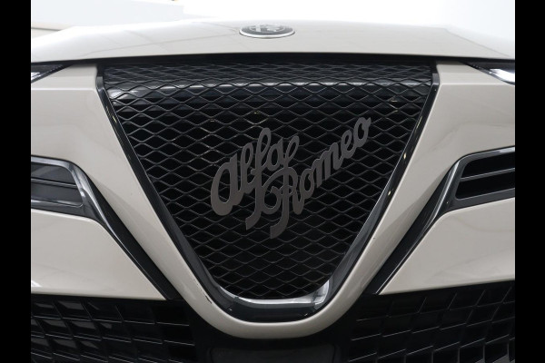 Alfa Romeo junior Elettrica 54 kWh | SOH 97,3% | Adaptive cruise | Carplay | Full LED | Parkeerhulp | Climate control | Digital Cockpit | 18'' velgen | Keyless start