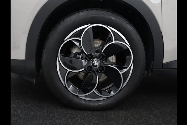 Alfa Romeo junior Elettrica 54 kWh | SOH 97,3% | Adaptive cruise | Carplay | Full LED | Parkeerhulp | Climate control | Digital Cockpit | 18'' velgen | Keyless start