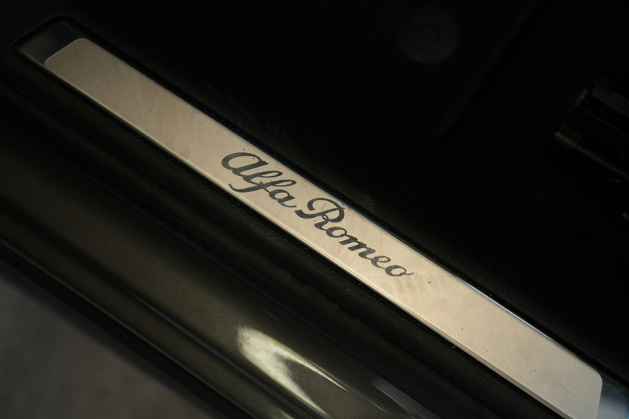 Alfa Romeo Tonale 1.5T Hybrid Veloce Schakelpaddles Draadloze Lader Stoelventilatie 24 Maanden garantie* (Vraag naar de voorwaarden)