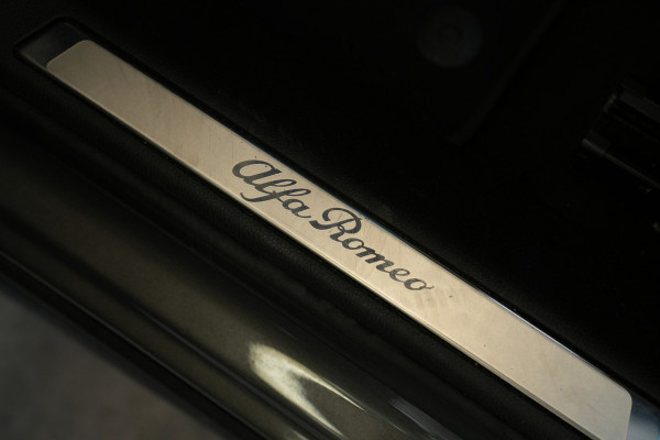 Alfa Romeo Tonale 1.5T Hybrid Veloce Schakelpaddles Draadloze Lader Stoelventilatie 24 Maanden garantie* (Vraag naar de voorwaarden)