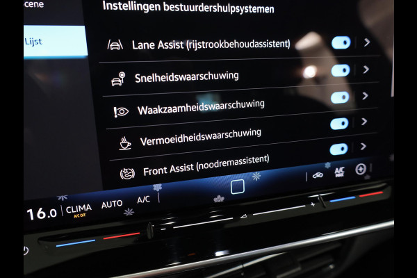 Volkswagen ID.3 Pure Oranje Edition 52 kWh 170 pk | SOH 100% | Navigatie via App | Parkeersensoren | Adaptieve cruise control | LED koplampen |