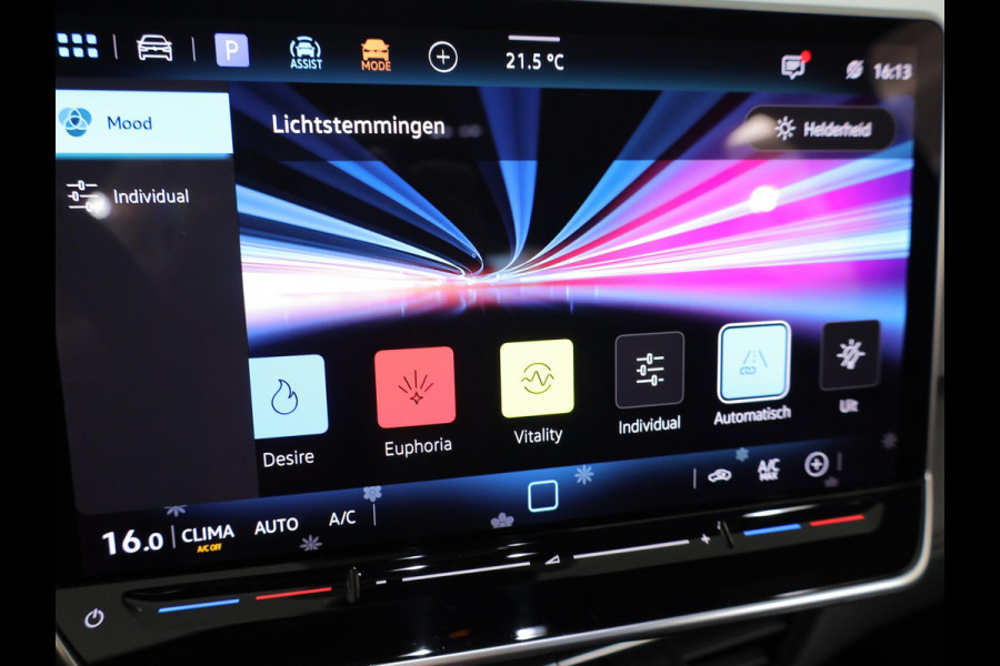 Volkswagen ID.3 Pure Oranje Edition 52 kWh 170 pk | SOH 100% | Navigatie via App | Parkeersensoren | Adaptieve cruise control | LED koplampen |