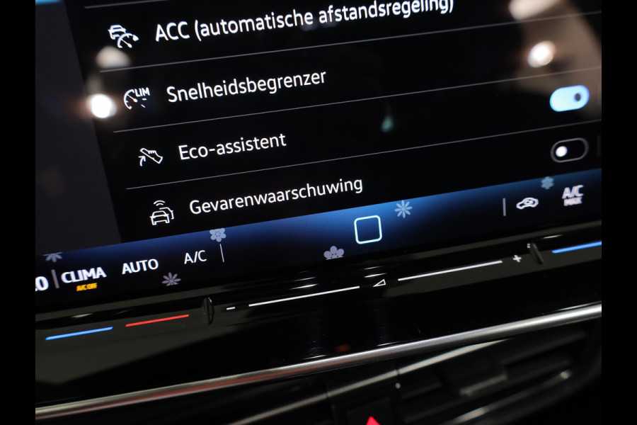 Volkswagen ID.3 Pure Oranje Edition 52 kWh 170 pk | SOH 100% | Navigatie via App | Parkeersensoren | Adaptieve cruise control | LED koplampen |