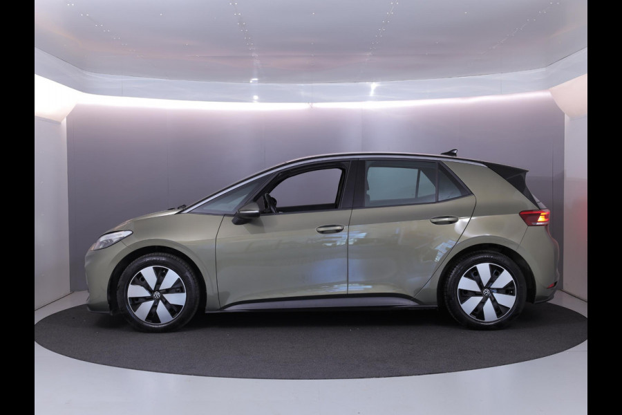 Volkswagen ID.3 Pure Oranje Edition 52 kWh 170 pk | SOH 100% | Navigatie via App | Parkeersensoren | Adaptieve cruise control | LED koplampen |