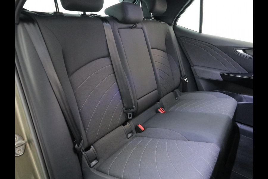 Volkswagen ID.3 Pure Oranje Edition 52 kWh 170 pk | SOH 100% | Navigatie via App | Parkeersensoren | Adaptieve cruise control | LED koplampen |