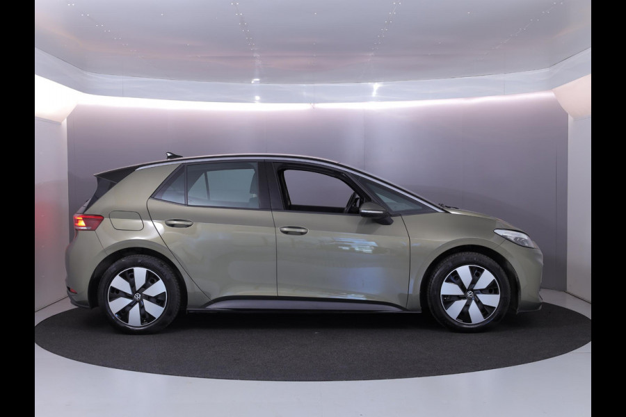 Volkswagen ID.3 Pure Oranje Edition 52 kWh 170 pk | SOH 100% | Navigatie via App | Parkeersensoren | Adaptieve cruise control | LED koplampen |