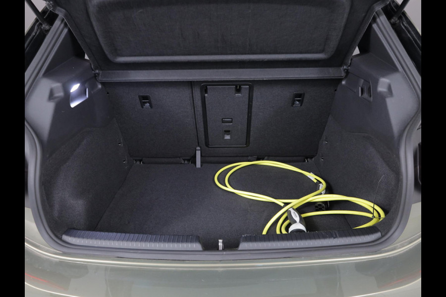 Volkswagen ID.3 Pure Oranje Edition 52 kWh 170 pk | SOH 100% | Navigatie via App | Parkeersensoren | Adaptieve cruise control | LED koplampen |