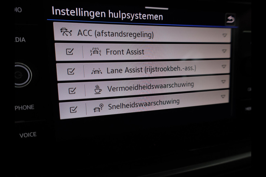 Volkswagen T-Roc 1.0 TSI Life Edition 115 pk | Verlengde garantie | Navigatie via App | Parkeersensoren (Park assist) | Achteruitrijcamera | Autom. airco |
