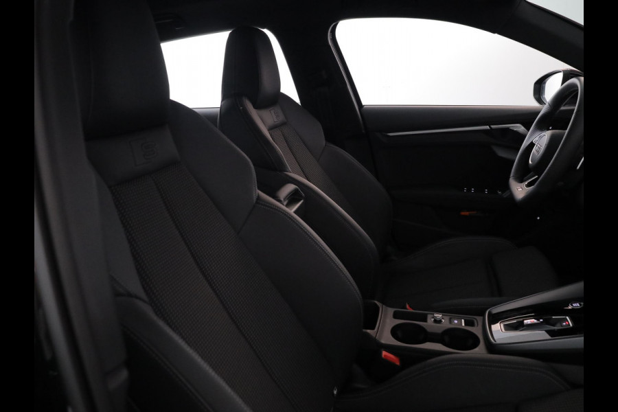 Audi A3 Sportback 40 TFSI e S edition 204 pk S-tronic | Verlengde garantie | Parkeersensoren (Park assist) | Achteruitrijcamera | Adaptieve cruise control | Autom. airco (3 zones) | S-Line |