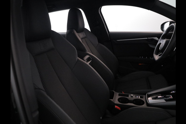 Audi A3 Sportback 40 TFSI e S edition 204 pk S-tronic | Verlengde garantie | Parkeersensoren (Park assist) | Achteruitrijcamera | Adaptieve cruise control | Autom. airco (3 zones) | S-Line |