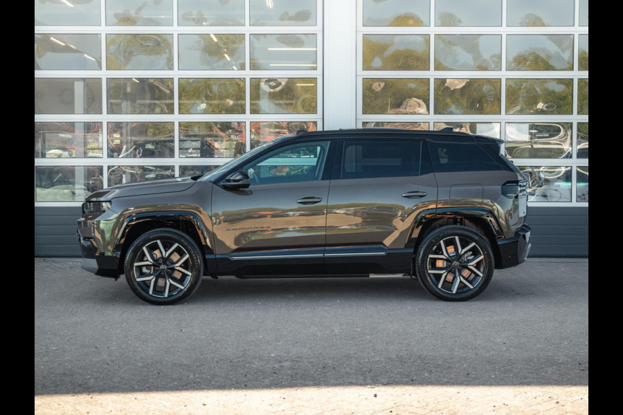 Jeep Compass First Edition 74 kWh | Adapt. Cruise | Camera | Carplay | 20" | Elektr. A-Klep | Navi | Winter Pack | Schuif/Kanteldak | Premium Pack | Conv. Pack | Warmtepomp