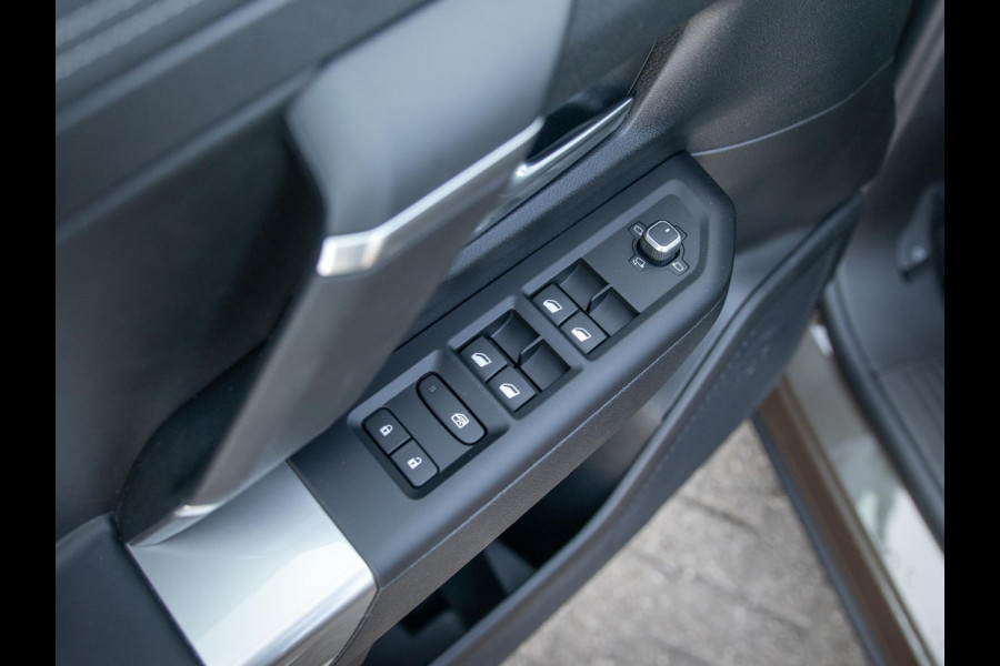 Jeep Compass First Edition 74 kWh | Adapt. Cruise | Camera | Carplay | 20" | Elektr. A-Klep | Navi | Winter Pack | Schuif/Kanteldak | Premium Pack | Conv. Pack | Warmtepomp
