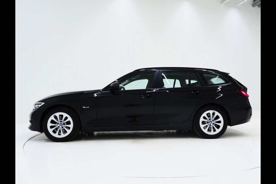 BMW 3 Serie Touring 320e Shadow Line | Camera | Trekhaak | Leder/Stof | DAB | LED | Cruise | Carplay