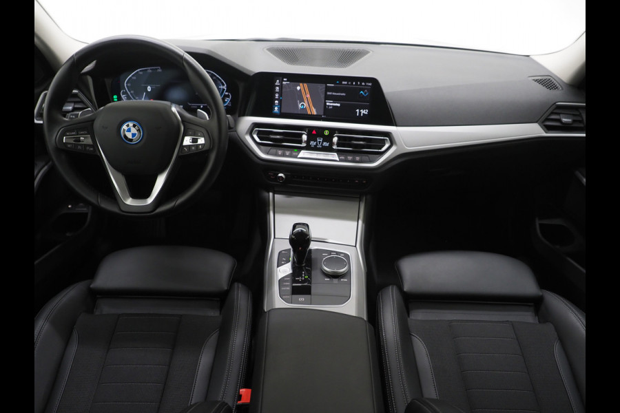 BMW 3 Serie Touring 320e Shadow Line | Camera | Trekhaak | Leder/Stof | DAB | LED | Cruise | Carplay