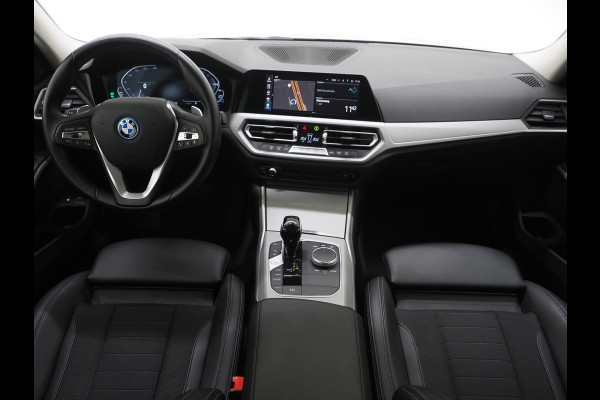 BMW 3 Serie Touring 320e Shadow Line | Camera | Trekhaak | Leder/Stof | DAB | LED | Cruise | Carplay