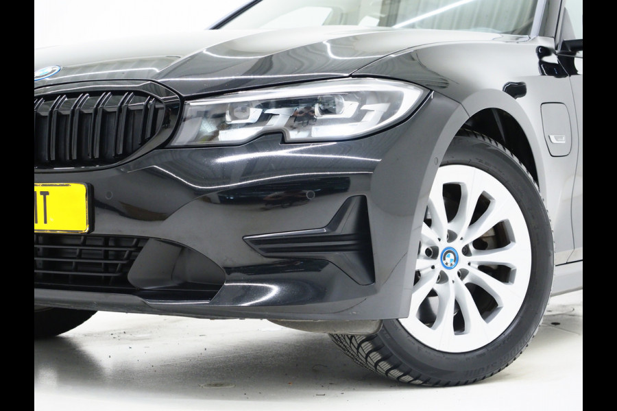 BMW 3 Serie Touring 320e Shadow Line | Camera | Trekhaak | Leder/Stof | DAB | LED | Cruise | Carplay