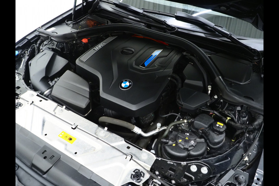 BMW 3 Serie Touring 320e Shadow Line | Camera | Trekhaak | Leder/Stof | DAB | LED | Cruise | Carplay