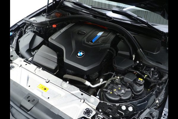 BMW 3 Serie Touring 320e Shadow Line | Camera | Trekhaak | Leder/Stof | DAB | LED | Cruise | Carplay