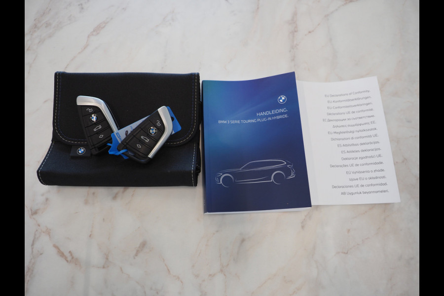 BMW 3 Serie Touring 320e Shadow Line | Camera | Trekhaak | Leder/Stof | DAB | LED | Cruise | Carplay